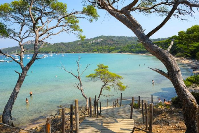 Appartement En Residence Privee, Face A La Mer Avec Acces Direct Plage Hyeres Exterior photo